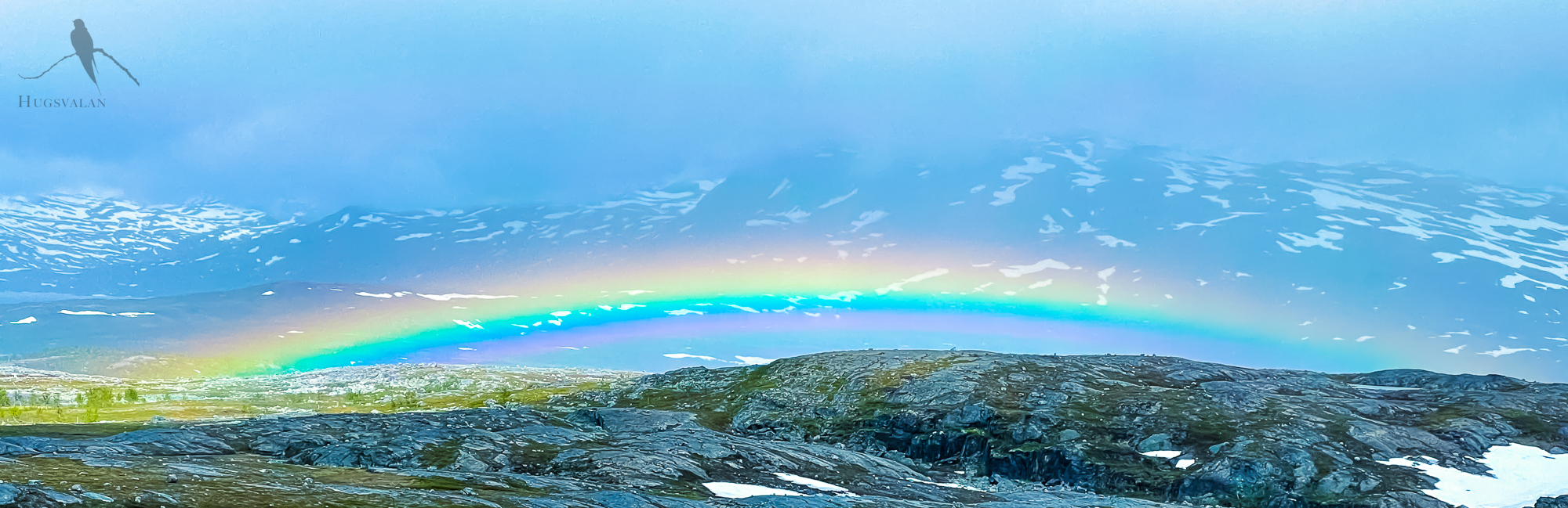 Regnbågen över fjällandskap